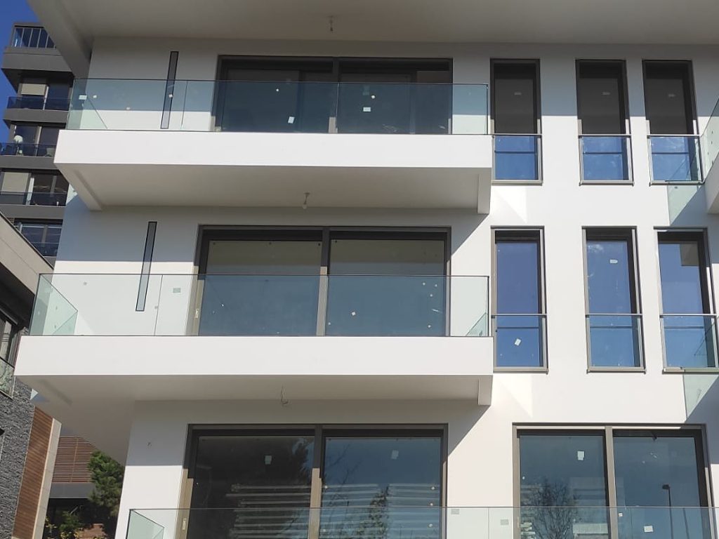 Bostancı Bina – Özel Camlı Küpeşte