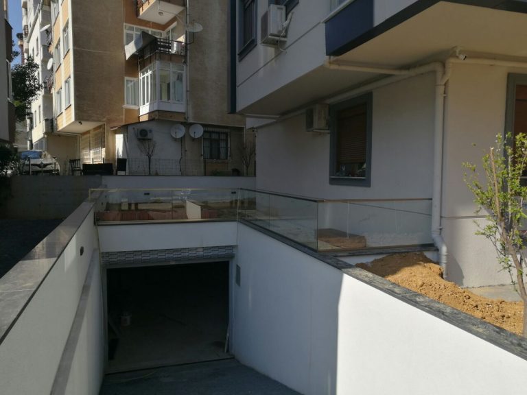 Camlı Küpeşte