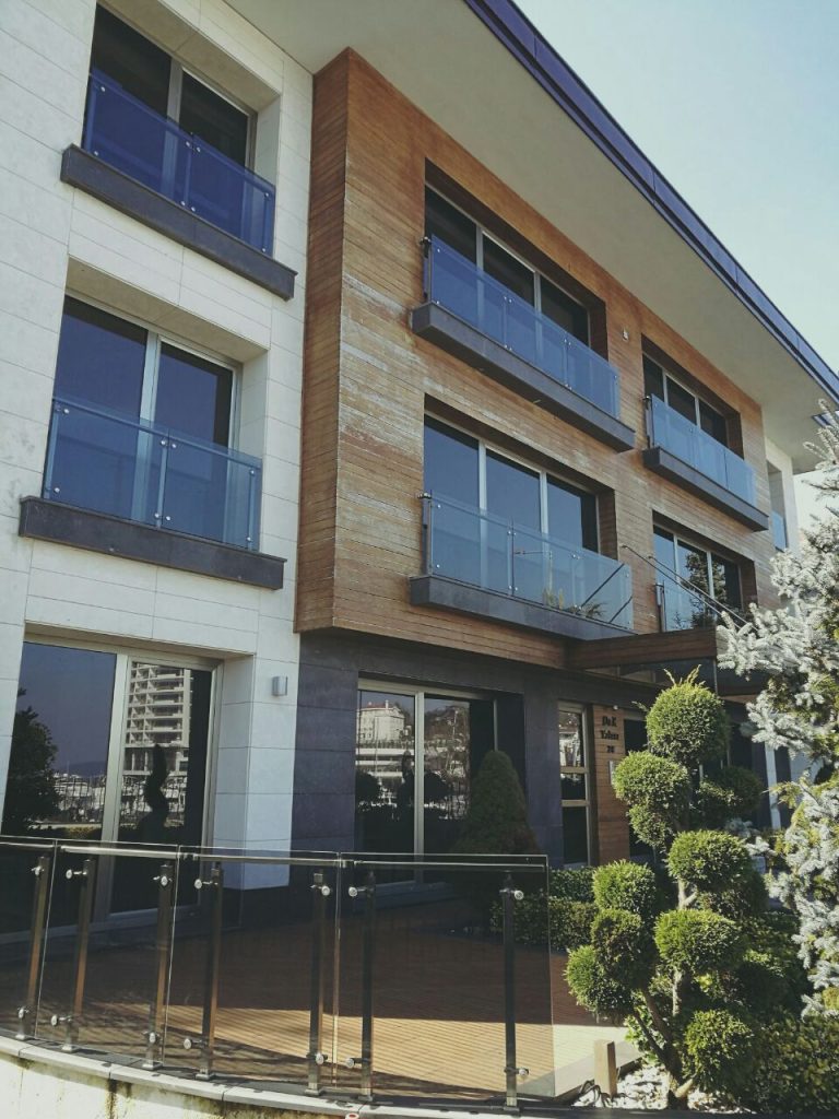 Camlı Merdiven Korkuluğu