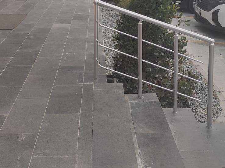 Kurtköy – Alüminyum Küpeşte, Üstü Çubuklu