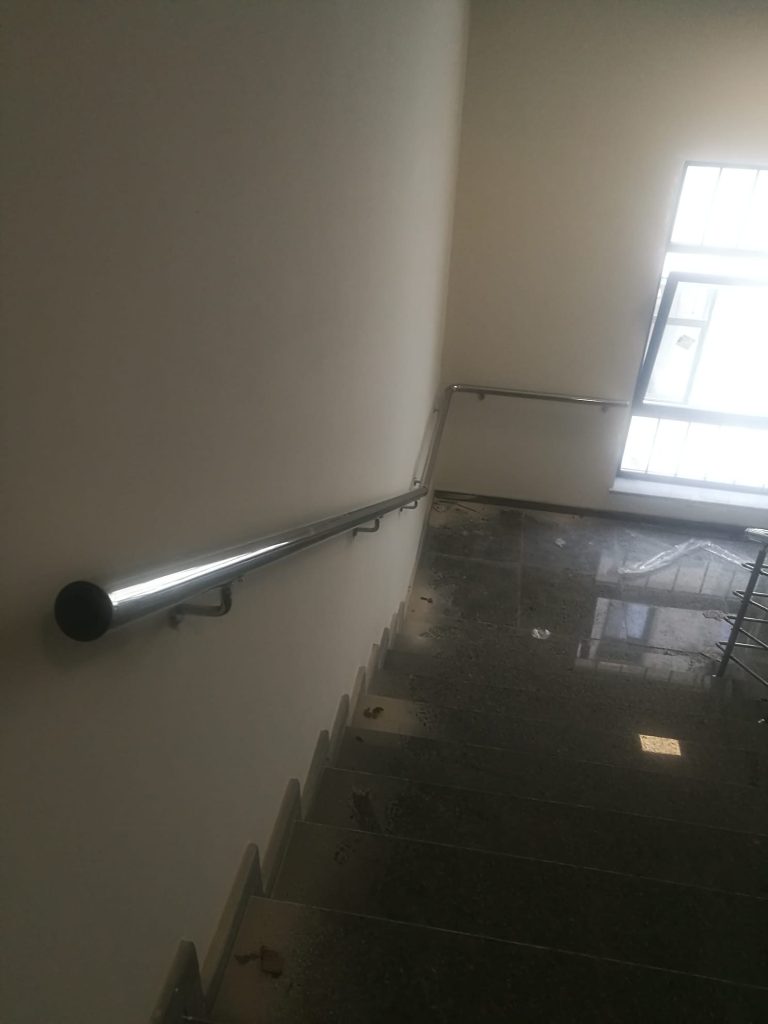 Silivri – Paslanmaz Küpeşte Duvar Korkuluğu