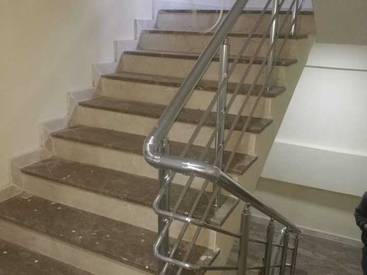 Yeşilköy – Alüminyum Küpeşte, 4 Sıra Emniyet Çubuklu – Ayberk Küpeşte